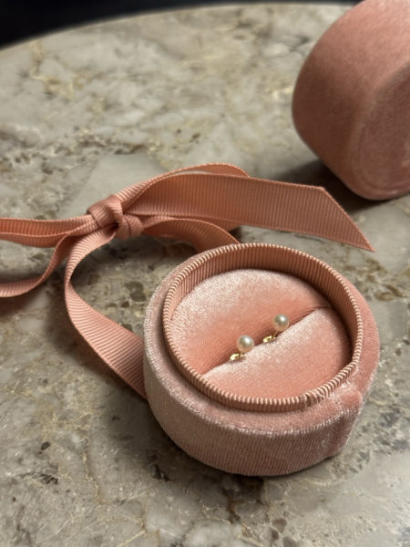 KOLCZYKI SZTYFTY Z PEREŁKAMI – W KOLORZE SREBRNYM